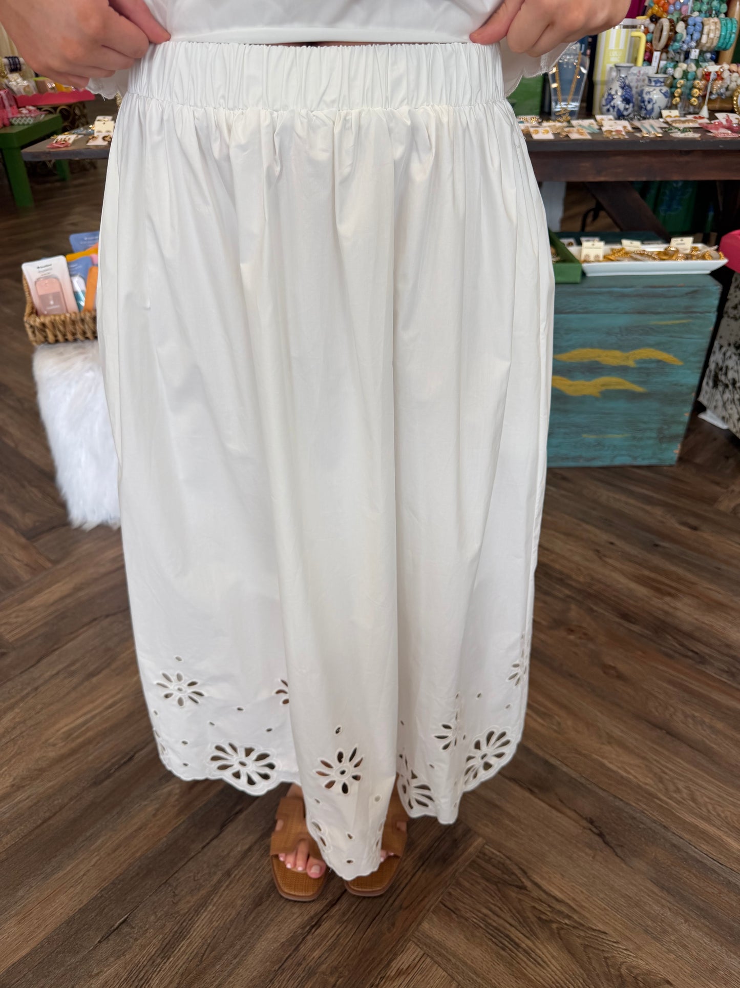 Scalloped Eyelet Set: White